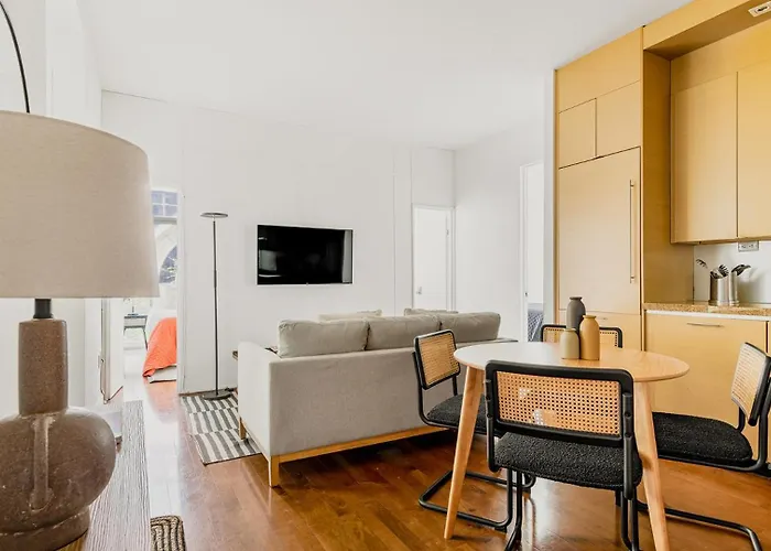 Outstanding & Bright Apartment In Midtown Manhattan